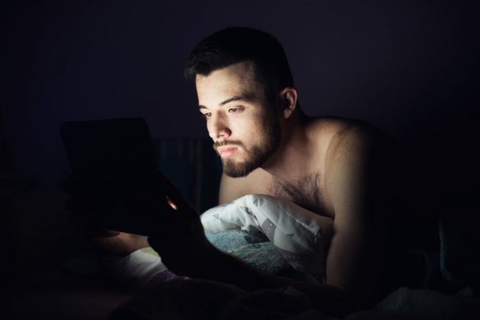 leer tablet dormir cama