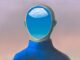 Ilustración de una persona de espaldas con un hueco en la cabeza por el que se ven un cielo azul y una nube