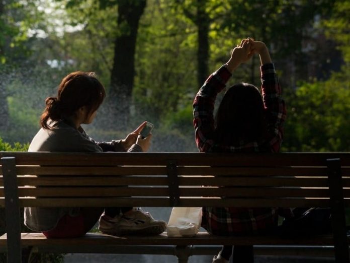bench-people-smartphone-sun