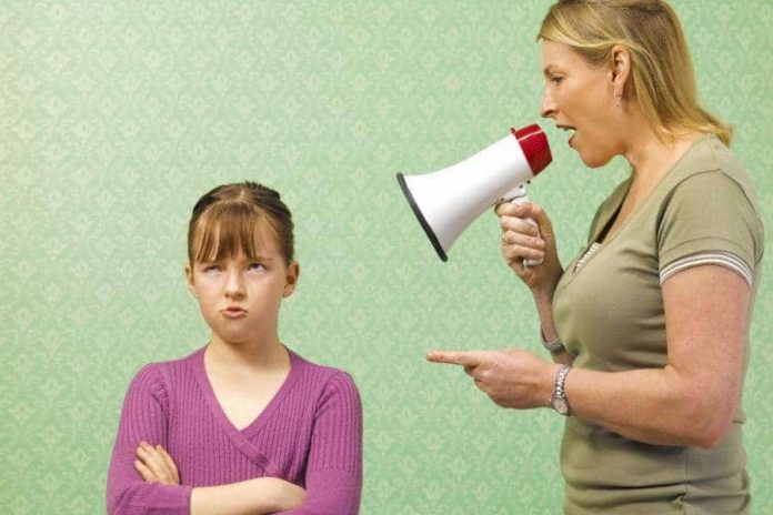 AN25226437Mother-screaming-