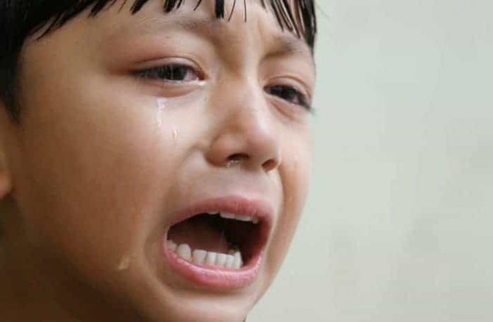 Crying-boy-by-Binu-Kumar-702x459 castigos corporales