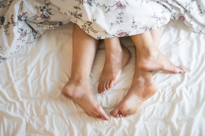 adults-barefoot-bed-1246960