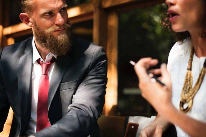 blur-businessman-businesswoman-597327