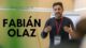 Fabián Olaz habla con gestos frente a un público, junto al rótulo «Encuentro con un terapeuta: Fabián Olaz»