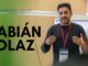 Fabián Olaz habla con gestos frente a un público, junto al rótulo «Encuentro con un terapeuta: Fabián Olaz»