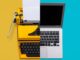 Máquina de escribir amarilla y ordenador portátil unidos en una sola imagen, sobre fondo amarillo y azul