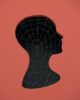 Silueta de una cabeza humana de perfil cubierta por una malla de líneas, sobre fondo rojo