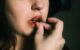 Primer plano de una mujer que se muerde las uñas con gesto nervioso