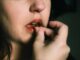 Primer plano de una mujer que se muerde las uñas con gesto nervioso