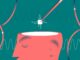 Ilustración de una cabeza abierta en rosa sobre fondo verde, con ondas sonoras y un pequeño chip que desciende hacia ella