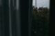 Ventana con gotas de lluvia en penumbra, imagen que evoca la sensación de vacío