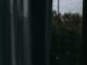Ventana con gotas de lluvia en penumbra, imagen que evoca la sensación de vacío