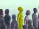 Ilustración de una multitud de figuras grises en la que destaca una figura amarilla brillante