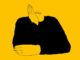 Ilustración de una persona vestida de negro sin cabeza visible, con una mano tapando el cuello, sobre fondo amarillo