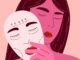 Ilustración de una mujer que sostiene una máscara con su propio rostro junto a la cara, sobre fondo rosa