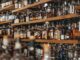Estanterías de un bar repletas de botellas de whisky y otras bebidas alcohólicas