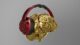 Cerebro dorado con auriculares rojos puestos, sobre fondo gris