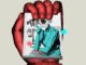 Ilustración de una mano roja que sostiene un libro de autoayuda con un ojo en la portada