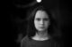 Retrato en blanco y negro de una mujer joven que mira a la cámara con expresión seria y contenida
