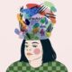 Ilustración de una mujer con un sombrero de garabatos de colores con la palabra «chaos» sobre la cabeza
