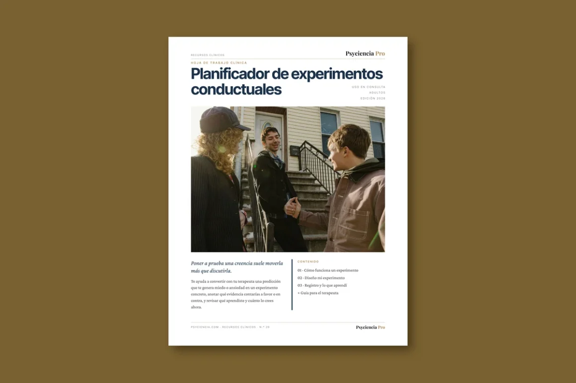 Portada de la hoja de trabajo Planificador de experimentos conductuales, con tres jóvenes saludándose frente a una escalera, sobre fondo oliva