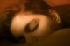Joven dormida con los ojos cerrados, imagen sobre el sueño irregular en adolescentes