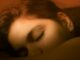 Joven dormida con los ojos cerrados, imagen sobre el sueño irregular en adolescentes